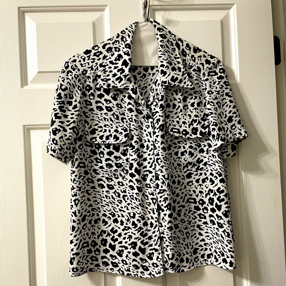 LAST CHANCE SALE! 🌸 Black & white shirt